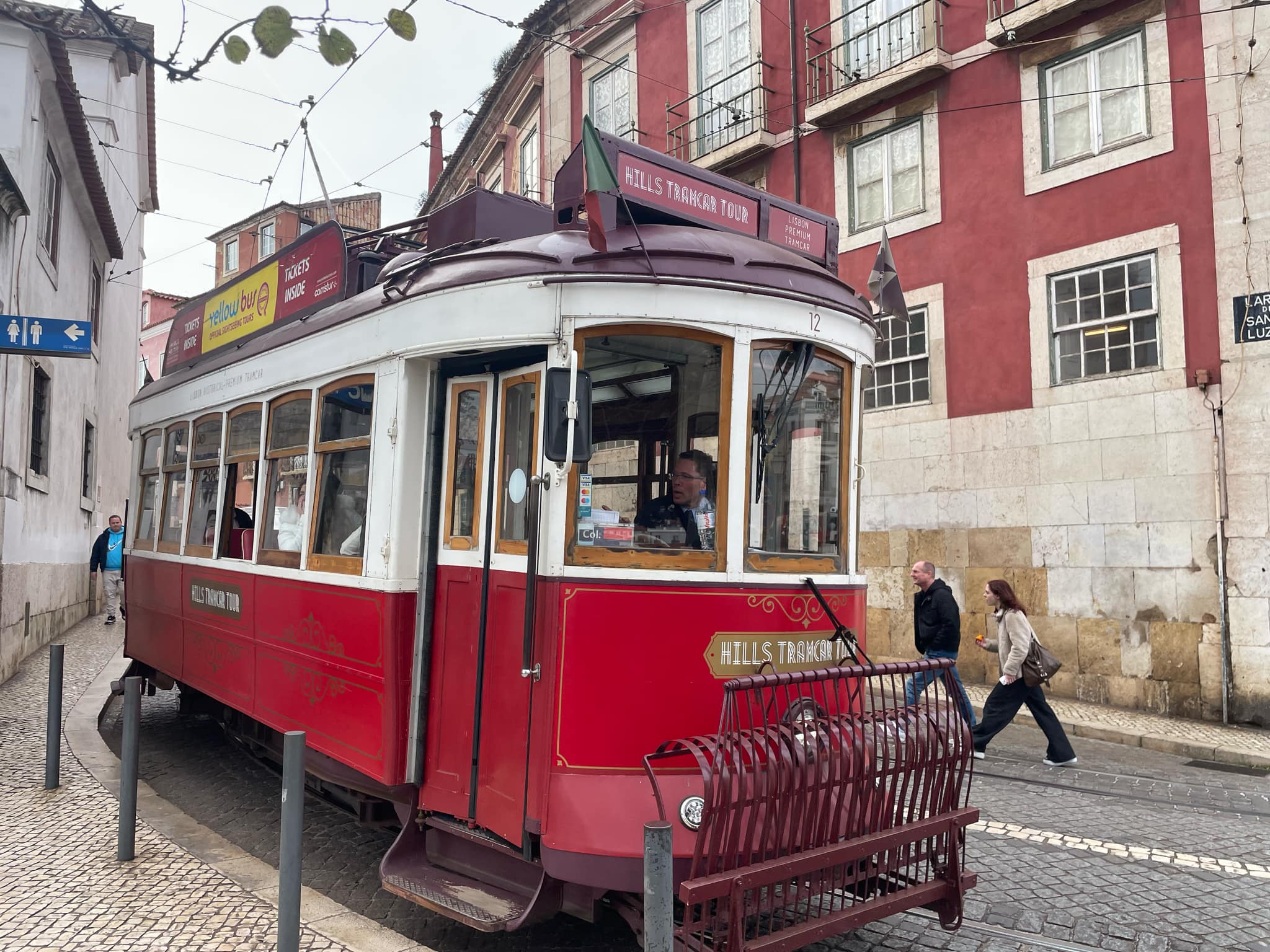 röd spårvagn på en gata i Lissabon