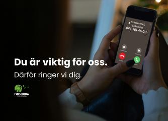 På bild syns ett foto taget från bakom axeln på en person som sitter med sin mobiltelefon i båda händerna och på skärmen syns ett inkommande samtal från Furubodas växelnummer 044-781 46 00. I förgrunden syns en stor vit text i fetstil som lyder "Du är viktig för oss. Därför ringer vi dig" med Furuboda folkhögskolas grön-vita logotyp precis under.