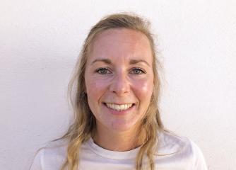 Glad kvinna med lång blont hår